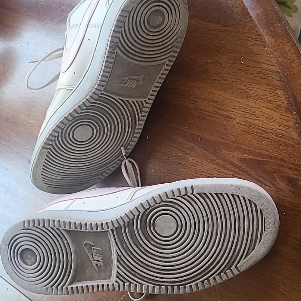 Cream and pink Nikes size 8.5 - Picture 5 of 5